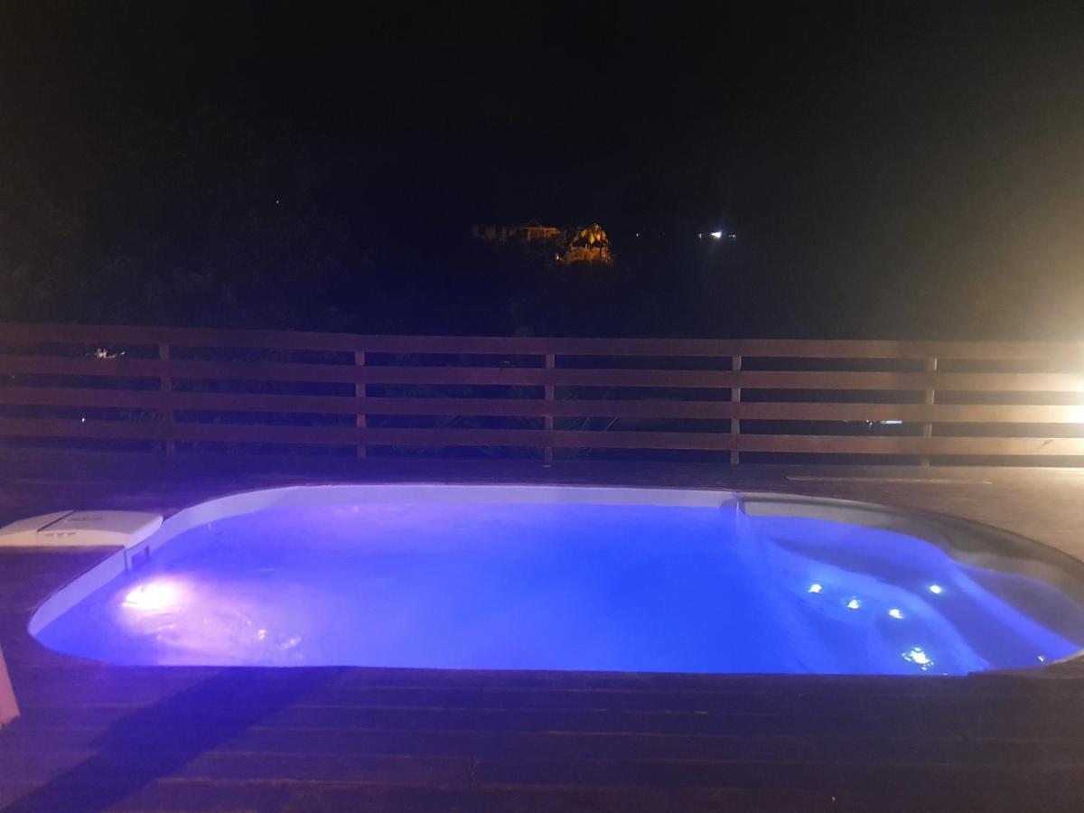 Mascotte Proche Bas Du Avec Piscine *